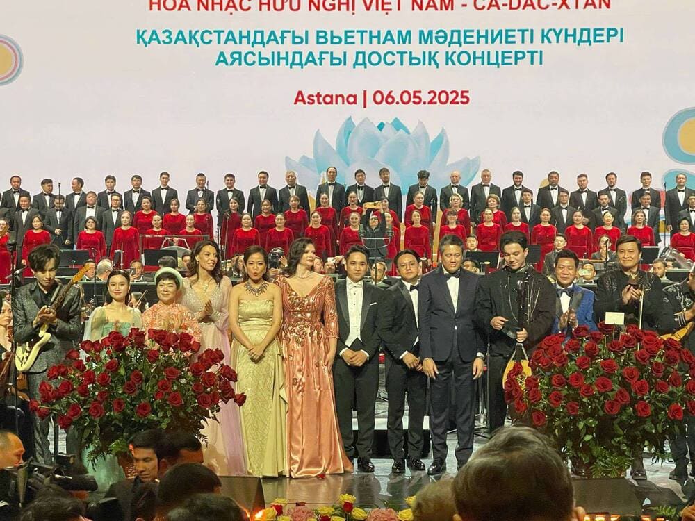 Chuong trinh hoa nhac co su tham gia cua nhieu nghe si cua hai nuoc Viet Nam va Kazakhstan.