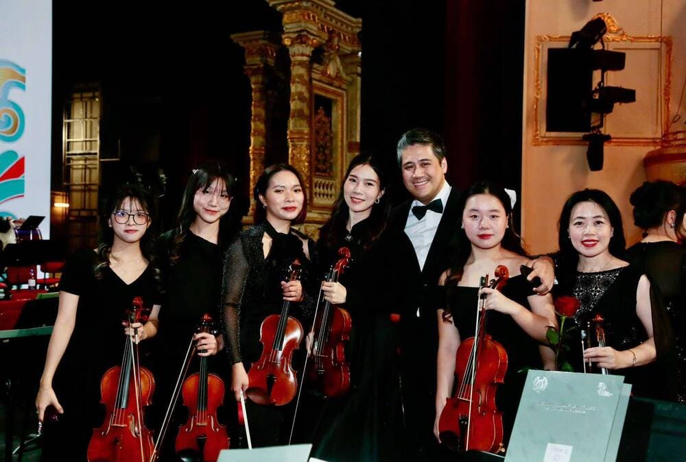 People's Artist Bui Cong Duy with Vietnamese artists at the Vietnam - Kazakhstan think-on concert program. Photo: Thanh Son