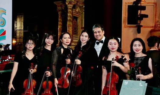 NSND Bùi Công Duy bên các nghệ sĩ Việt Nam tại chương trình hòa nhạc hữu nghĩ Việt Nam - Kazakhstan. Ảnh: Thanh Sơn