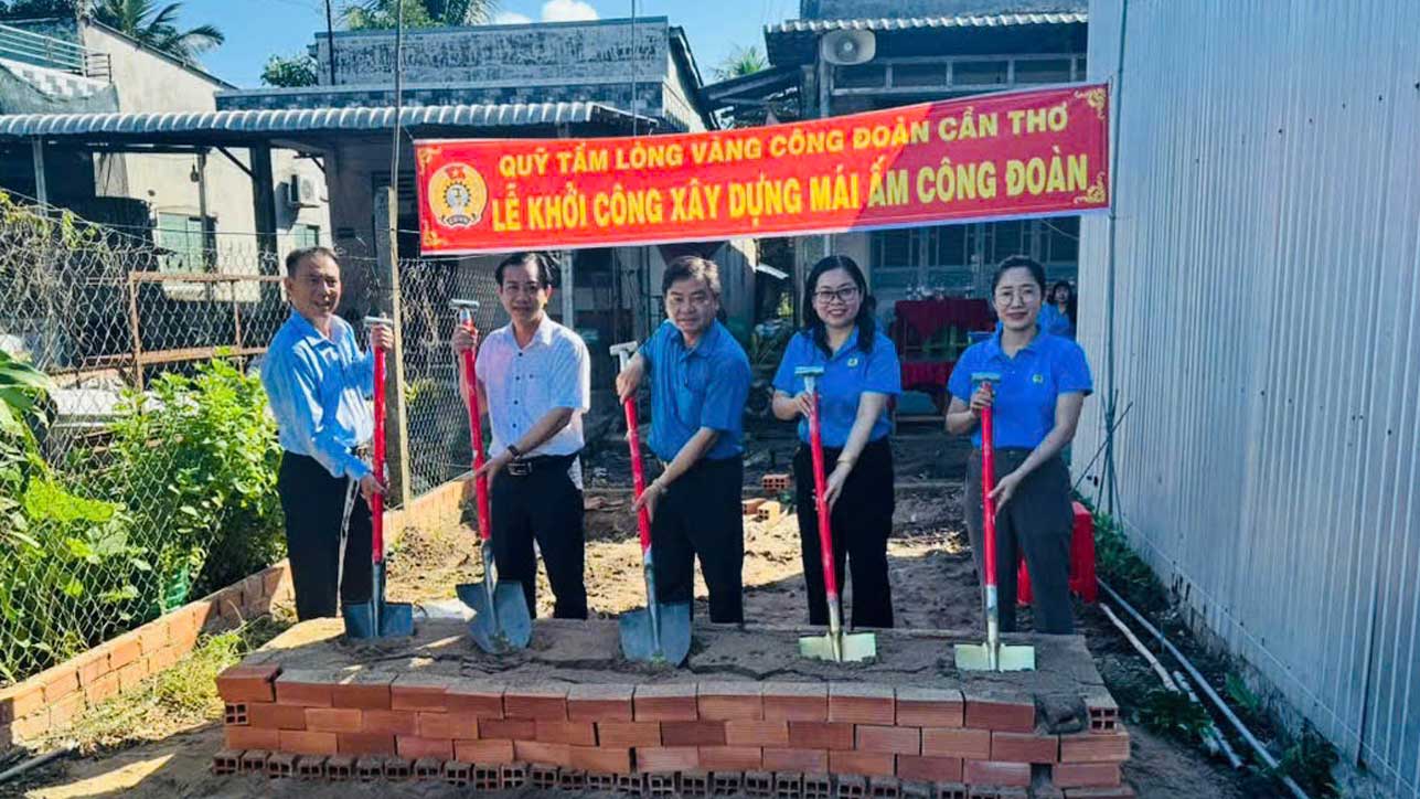 LDLD quan O Mon to chuc Le khoi cong xay dung Mai am Cong doan cho doan vien co hoan canh kho khan. Anh: LDLD quan O Mon