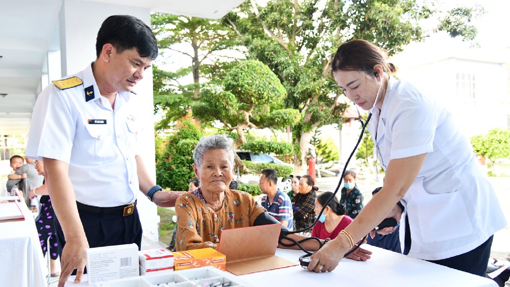 Chi huy Phong Hau can - Ky thuat tham hoi nguoi dan den kham benh. Anh: Van Dinh