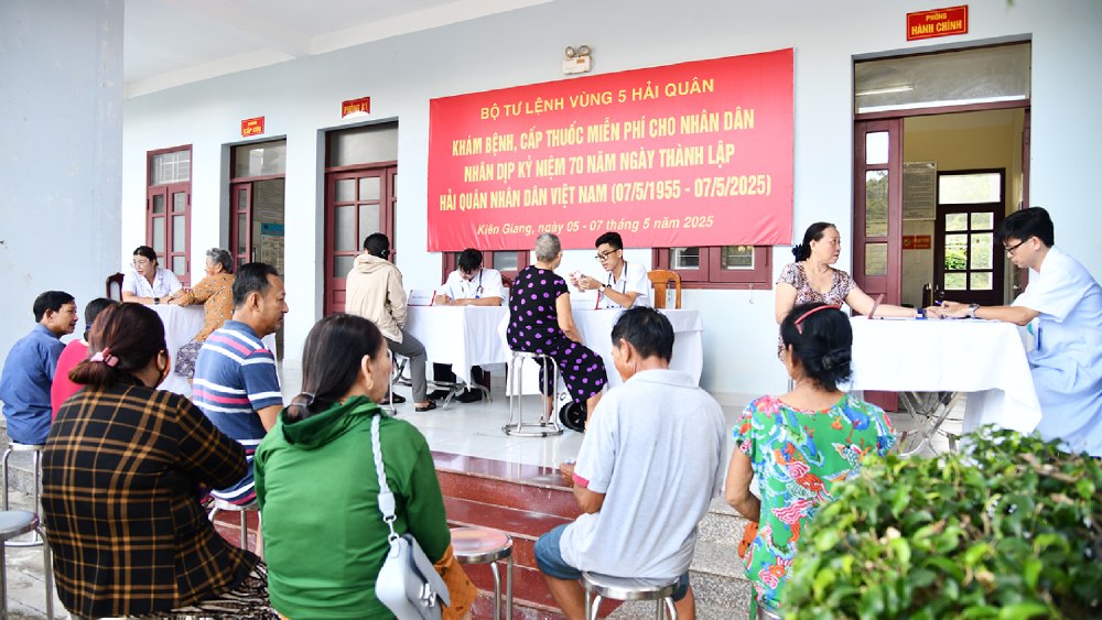 La 5a Armada de la Region inspecciono y suministro medicamentos gratis a mas de 300 habitantes de Fu Cong. Imagen de la pagina web de la organizacion