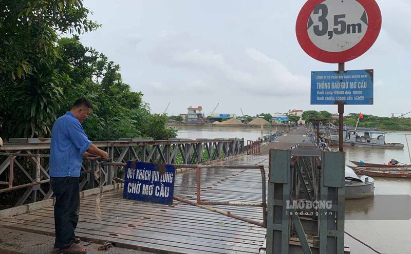 Prohibit vehicles from crossing Ninh Cuong pontoon bridge connecting Truc Ninh and Nghia Hung districts (Nam Dinh province) for maintenance. Photo: Ha Vi