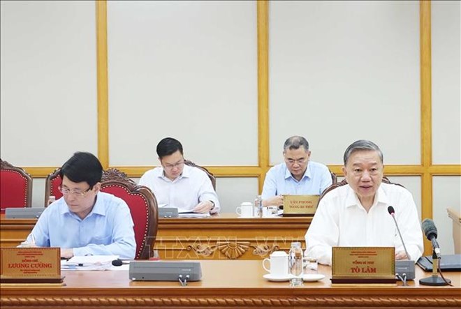 Bo Chinh tri, Ban Bi thu se co chu truong ve du kien nhan su chu chot cac dia phuong. Anh: TTXVN