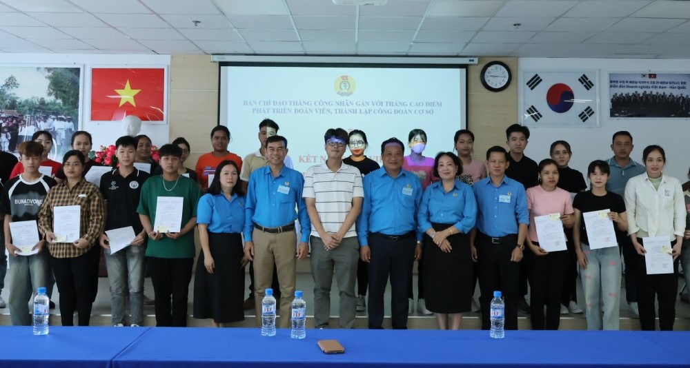 Leaders of the Kien Giang Provincial Federation of Labor, leaders of the Company and the Trade Union of Hwaseung Rach Gia Company Limited took a souvenir photo with the newly admitted union members. Photo: My Linh