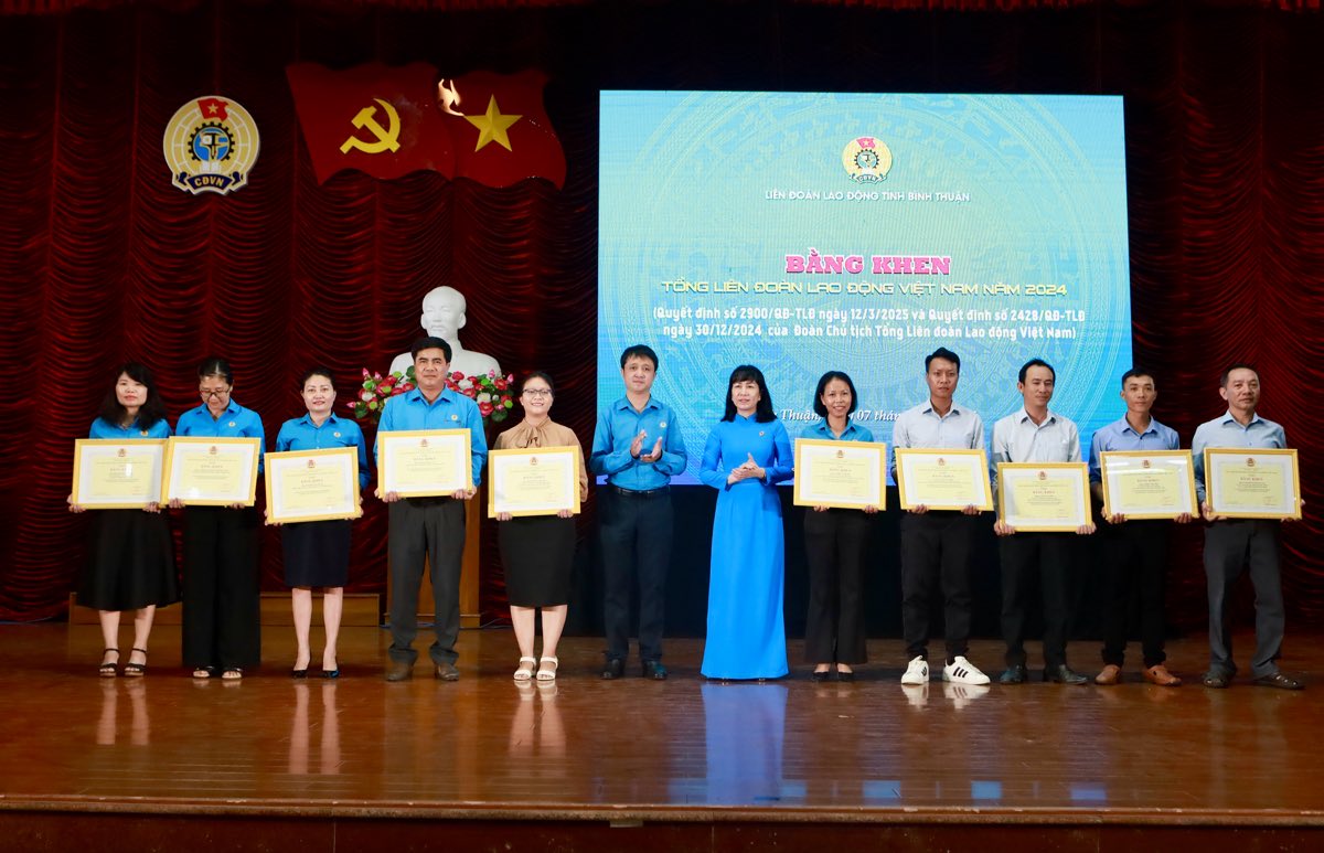 Cac ca nhan duoc nhan bang khen cua Tong LDLDVN. Anh: Duy Tuan