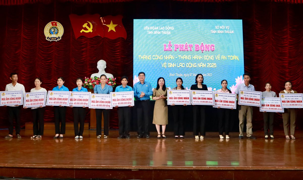 Trao ho tro xay, sua chua Mai am cong doan cho cac doan vien kho khan. Anh: Duy Tuan