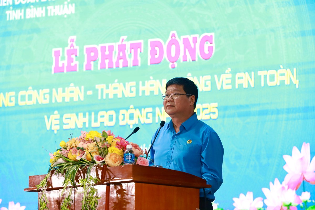 Ong Do Huu Quy - Chu tich LDLD tinh Binh Thuan phat dong Thang cong nhan va Thang hanh dong ve an toan, ve sinh lao dong nam 2025. Anh: Duy Tuan