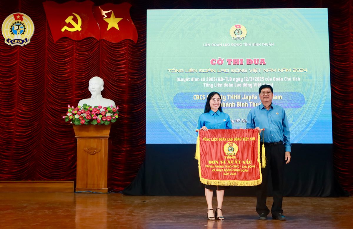Cong doan co so duoc nhan co thi dua cua Tong LDLDVN. Anh: Duy Tuan