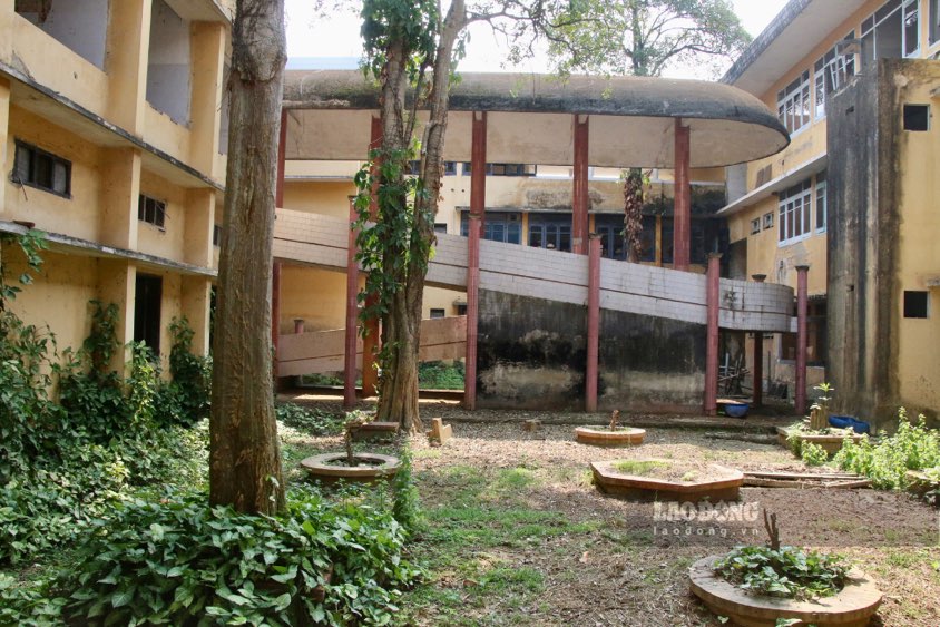 Buscar un proyecto para un hospital abandonado en el corazon de la ciudad de Bacan. Imagen de Nguyen Hoan.