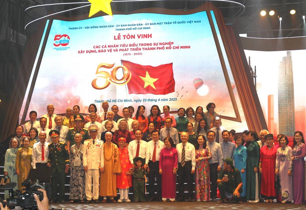 Ho Chi Minh City honors outstanding intellectuals who contribute to building the future of Ho Chi Minh City. Photo: Dong Hoang.