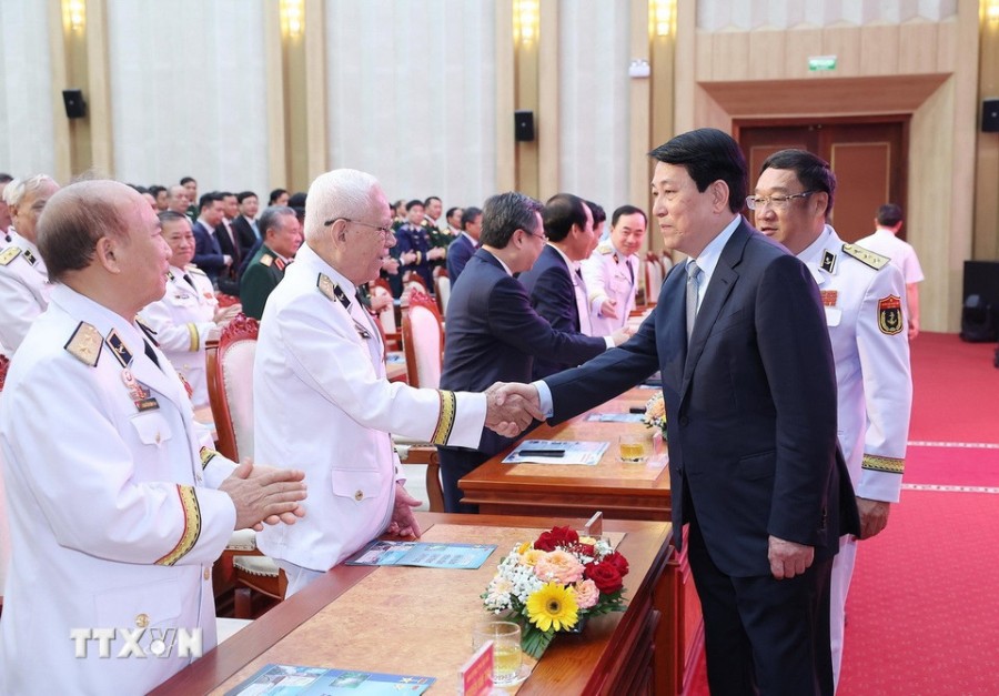 Chủ tịch nước Lương Cường với các đại biểu đến dự lễ kỷ niệm. Ảnh: Lâm Khánh/TTXVN 