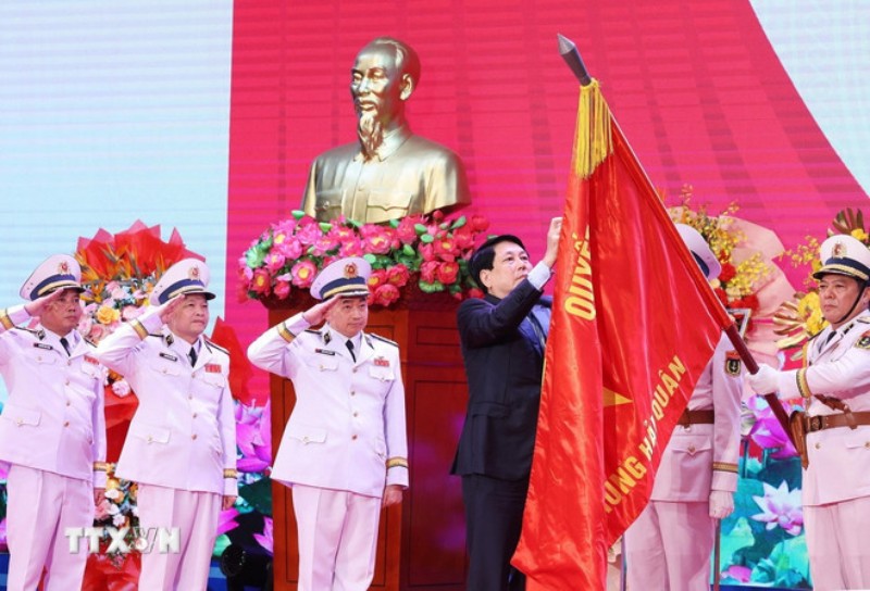 Chủ tịch nước Lương Cường gắn Huân chương Hồ Chí Minh lên lá cờ truyền thống của Hải quân nhân dân Việt Nam. Ảnh: Lâm Khánh/TTXVN