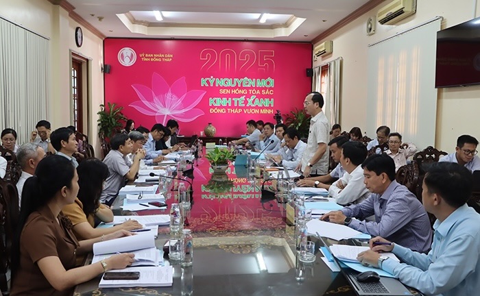 Chu tich UBND tinh Tran Tri Quang phat bieu tai buoi lam viec. An