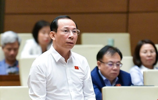 El diputado Vo Meng Son menciono el hecho de que algunas empresas deducen el salario mensual pero no pagan seguro de desempleo a los trabajadores. Imagen de Quochoi.vn