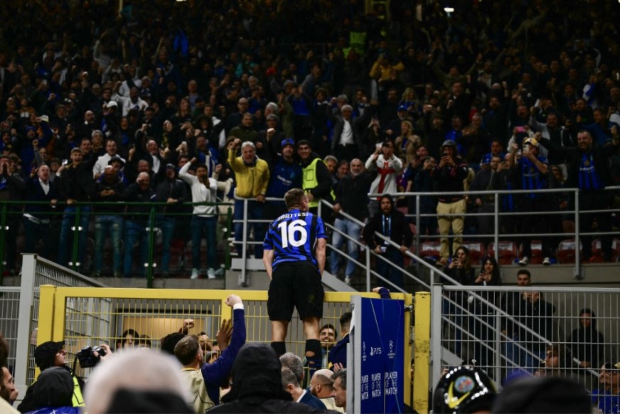 David Frattesi celebro con entusiasmo con los aficionados del Inter de Milan despues de haber marcado el gol decisivo para derrotar al Barcelona. Imagen de AFP