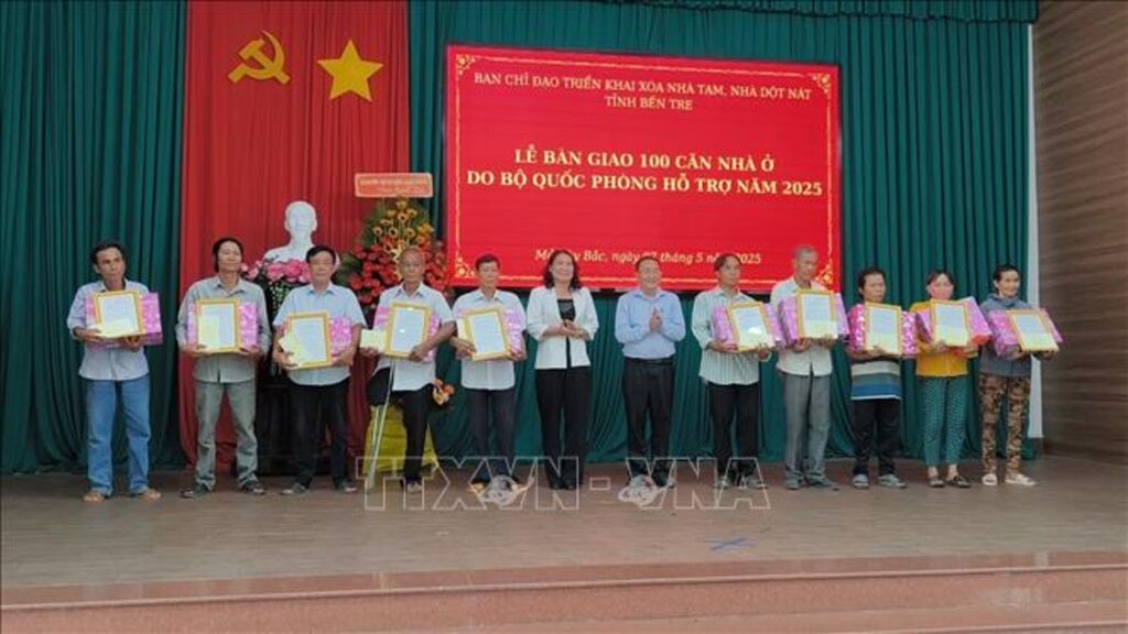 The Steering Committee for the implementation of the elimination of temporary and dilapidated houses in Ben Tre province has organized the handover of 100 houses supported by the Ministry of National Defense. Photo: VNA