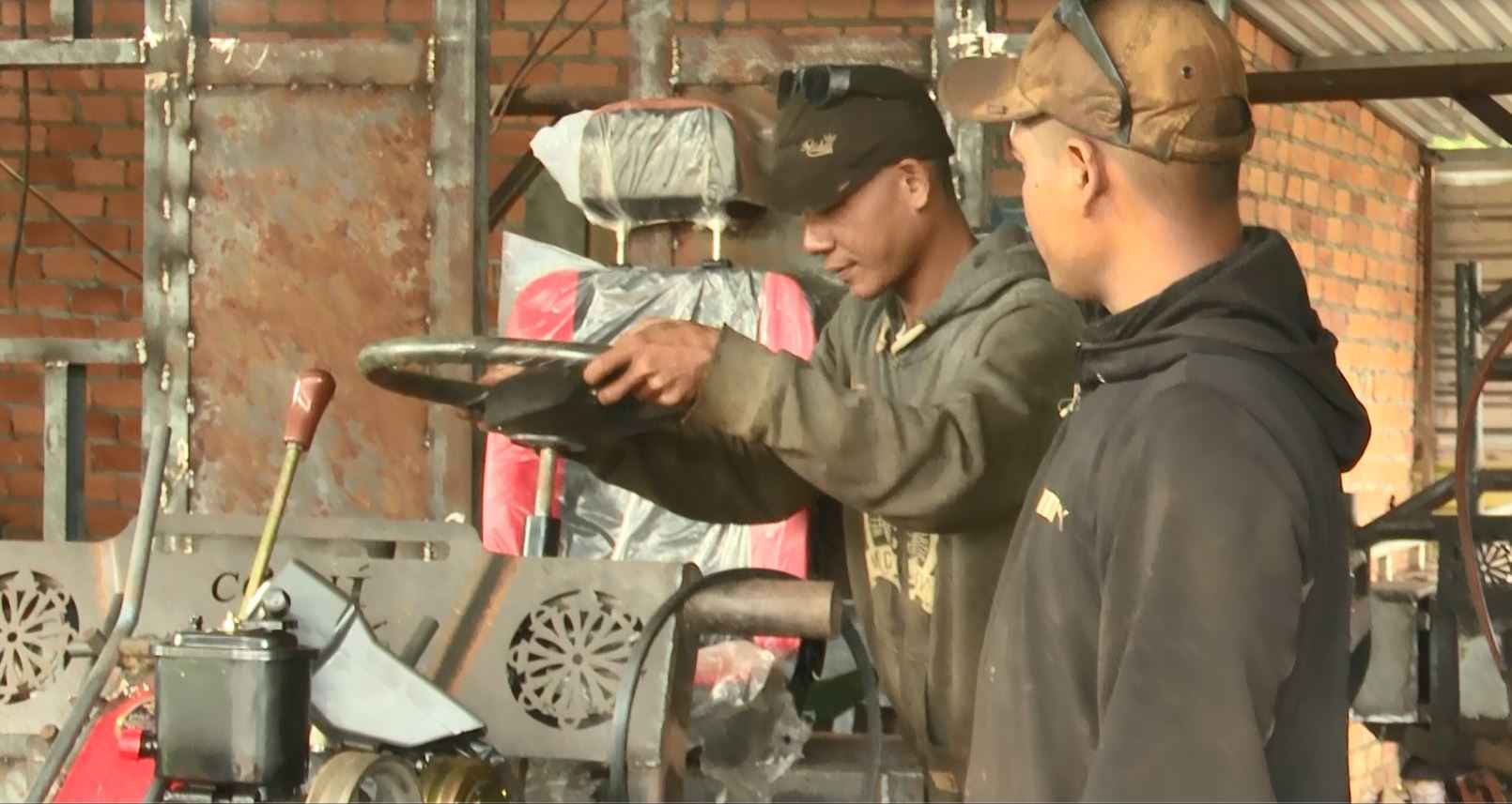 Người dân tộc thiểu số huyện Krông Năng được hỗ trợ dạy nghề để có việc làm ổn định. Ảnh: Long Du