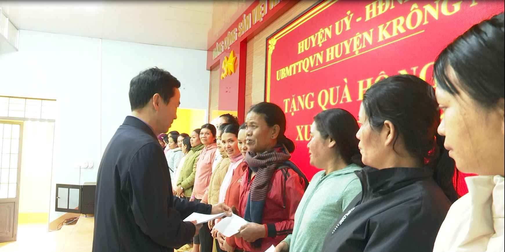 Lãnh đạo UBND huyện Krông Năng tặng những suất quà cho những gia đình khó khăn. Ảnh: Long Du