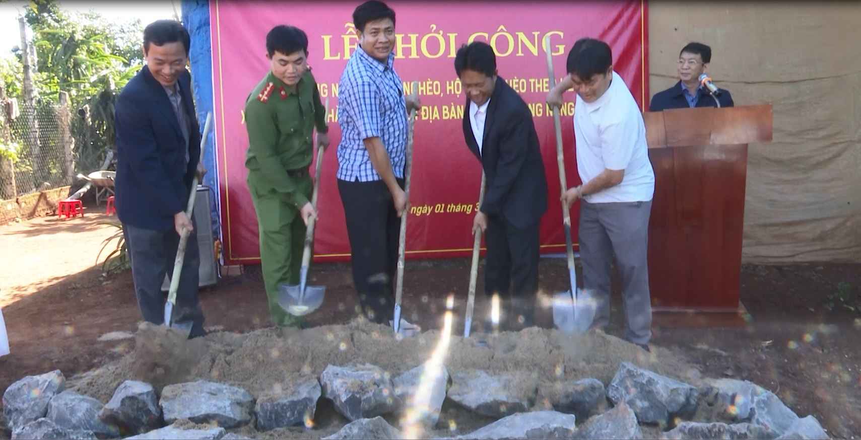 Cơ quan chức năng hỗ trợ xây nhà cho một gia đình là người dân tộc thiểu số. Ảnh: Long Du 