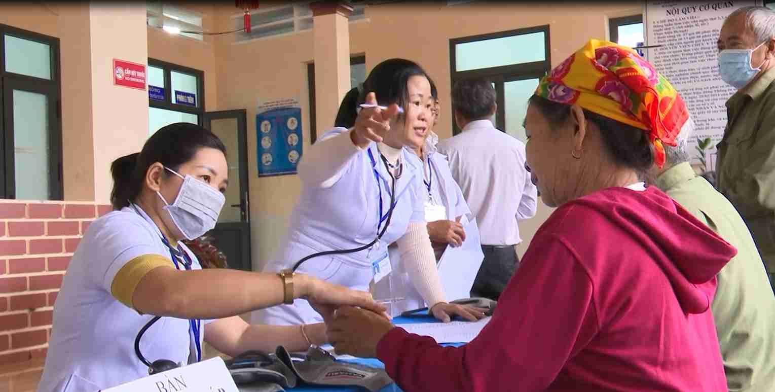 Las minorias etnicas en el distrito de Krong Nang, provincia de Dak Lak, se examinan y propagan sobre los efectos nocivos de las epidemias. Foto: Phan Tuan