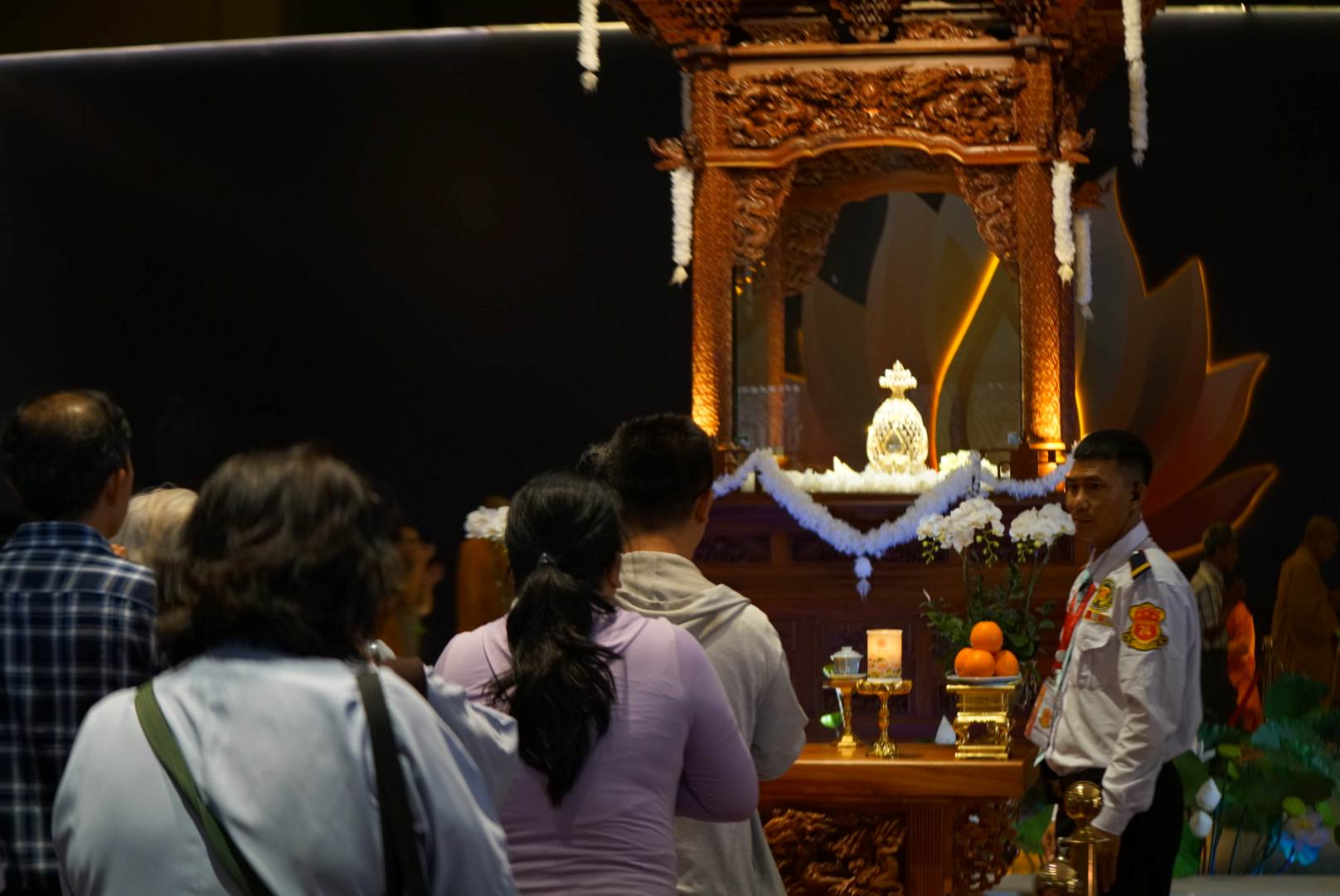 Thoi gian mo cua chiem bai xa loi Phat tai chua Thanh Tam keo dai den trua 8.5. Anh: Ngoc Dong