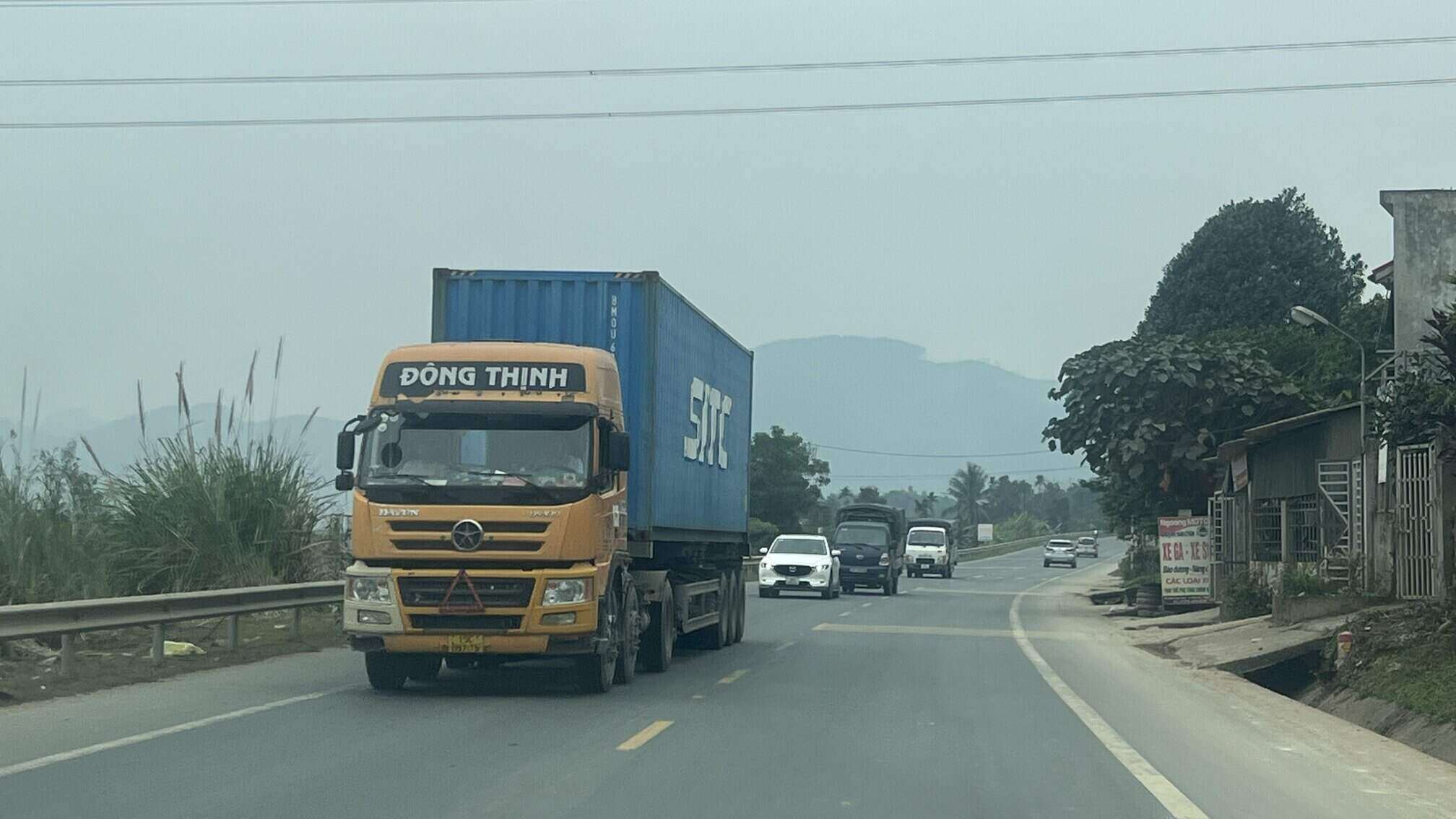 Mat do phuong tien tren duong Hoa Lac - Hoa Binh rat cao. Anh: Minh Nguyen