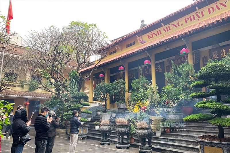 Nguoi dan den tham quan, chiem bai o chua Quan Su. Anh: Vuong Tran