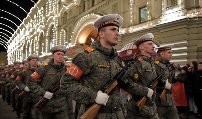Soldados participan en ejercicios preparatorios para la celebracion del Dia de la Victoria del 9 de mayo de Rusia. Imagen de la agencia Xinhua