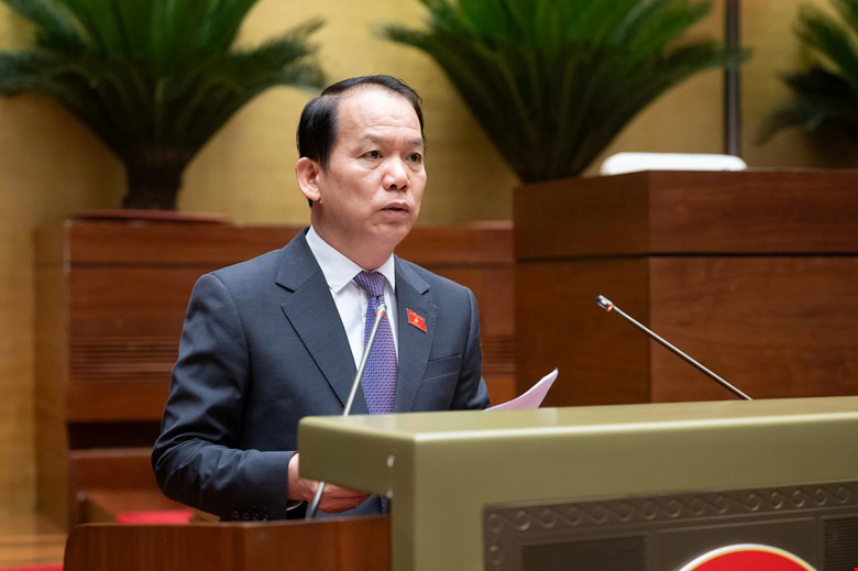 Chủ nhiệm Ủy ban Pháp luật và Tư pháp Hoàng Thanh Tùng trình bày báo cáo thẩm tra Luật Cán bộ, công chức (sửa đổi). Ảnh: Quochoi