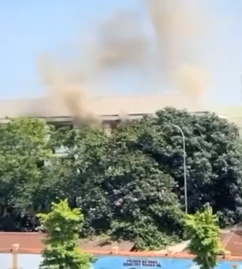 Un incendio en el laboratorio de la Escuela de Medicina de Bombay ha provocado la evacuacion de muchos estudiantes. Imagen: El diamante ingles