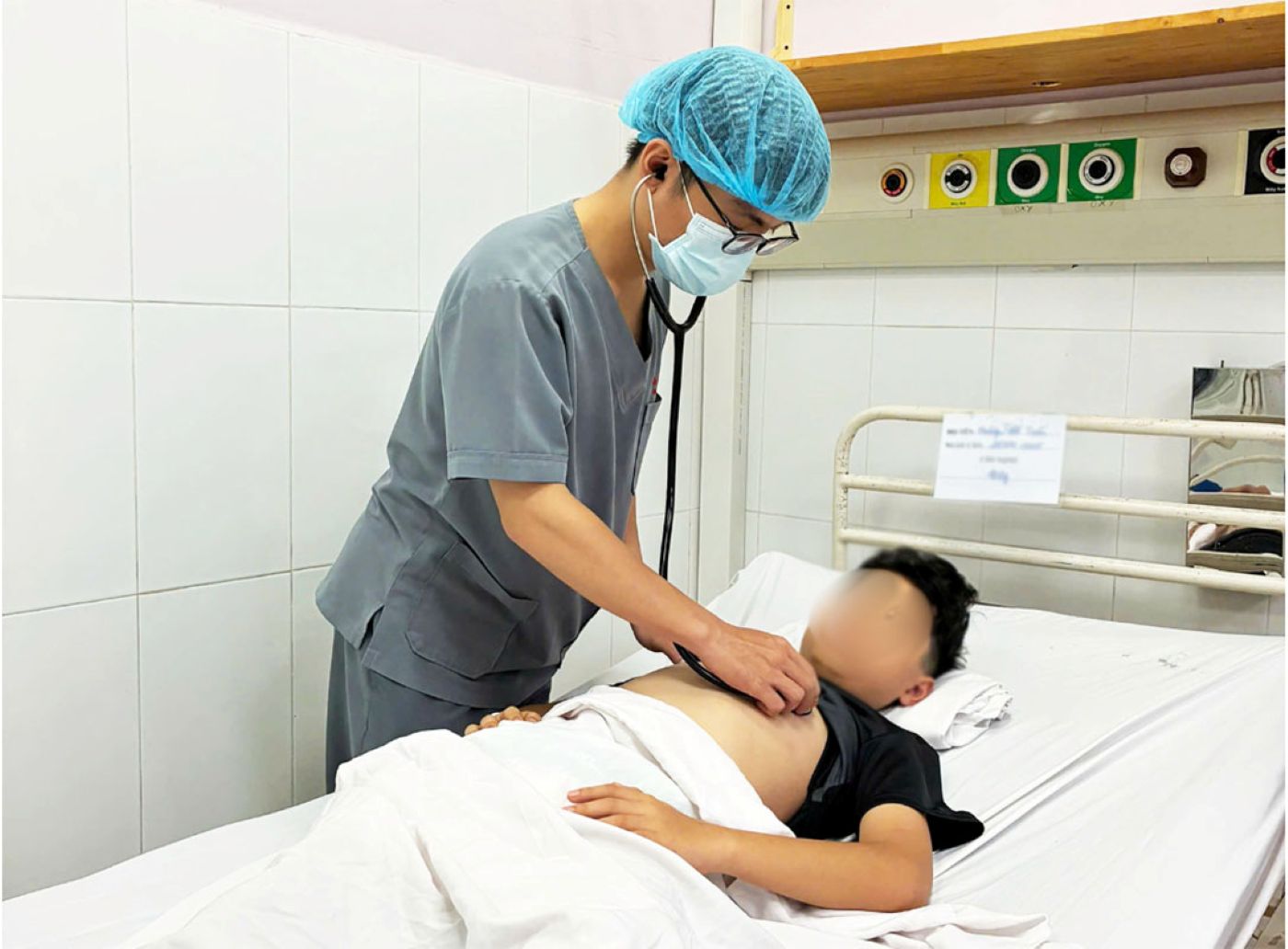 Thu Duc City Hospital promptly provided emergency care to a 13-year-old boy with meningitis caused by brain tissue. Photo: Provided by the hospital