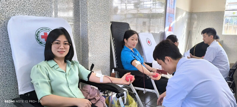 Bà Phạm Thị Lệ Dung - Phó Chủ tịch Liên đoàn Lao động tỉnh Lâm Đồng tham gia hiến máu tình nguyện cùng đoàn viên, người lao động. Ảnh: Hồng Ngọc