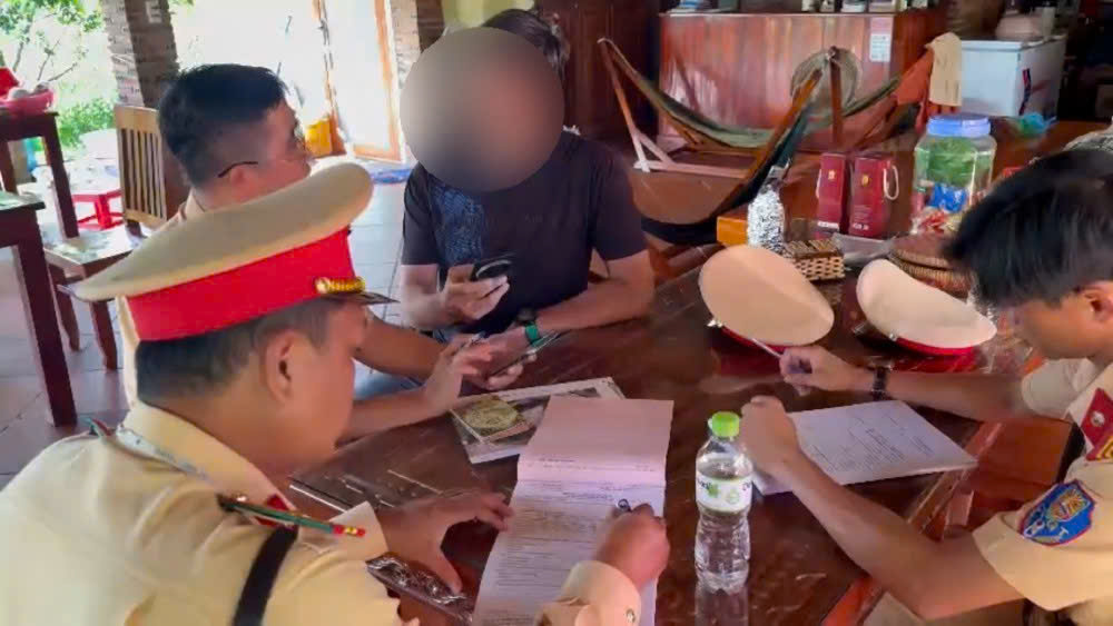 The traffic police drew up a record of violation against Mr. A for committing a traffic violation while driving a motorbike in Bai Thom commune, Phu Quoc city. Photo: Provided by the police