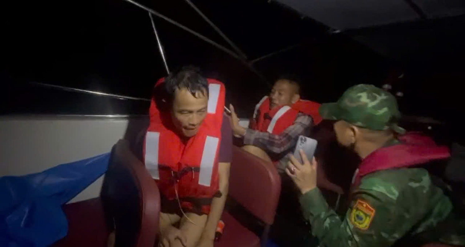 The crew of the Hai Anh 26 ship was rescued by the Hai Phong Border Guard after the ship sank. Photo: Hai Phong Border Guard