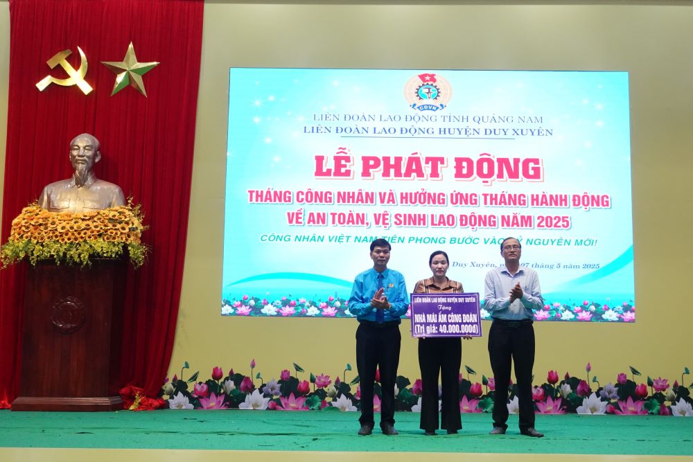 Trao hỗ trợ 1 nhà Mái ấm Công đoàn trị giá 40 triệu đồng. Ảnh: Trần Thi