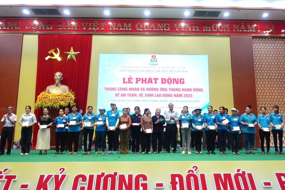 Awarding subsidies to union members, workers, and laborers in difficult circumstances, who have had work accidents, occupational diseases, or serious illnesses. Photo: Tran Thi