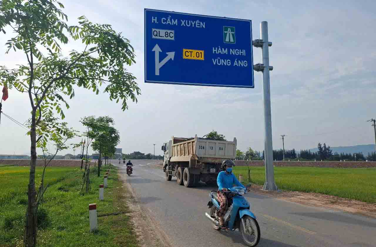 Doan nga tu giua duong dan len cao toc voi Quoc lo 8C o xa Cam Quan luu luong phuong tien lon nhung khong co tin hieu den tiem an mat an toan giao thong. Anh: Tran Tuan.
