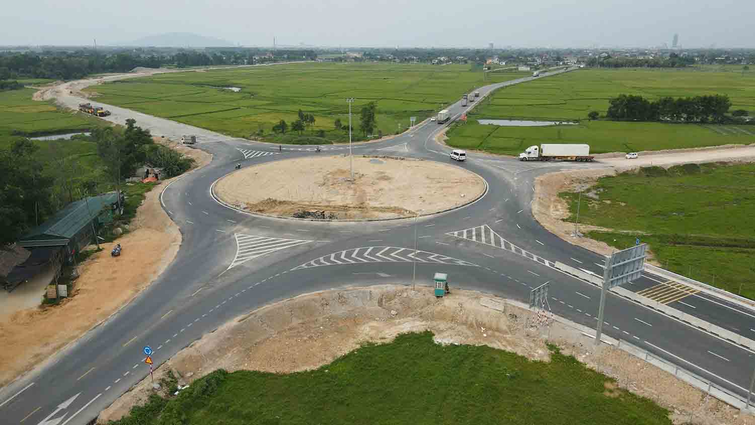 Doan nut giao cao toc o xa Luu Vinh Son co mot so nhanh duong chua hoan thien nhung thieu bien bao giao thong de canh bao cho tai xe. Anh: Tran Tuan.
