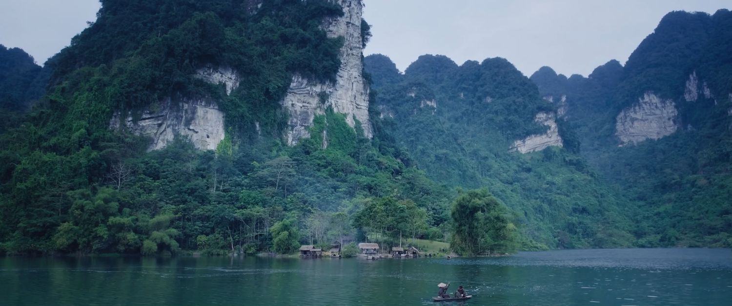 Dao dien Victor Vu va ekip trong hanh trinh di tim boi canh bo phim. Anh: Nhan vat cung cap