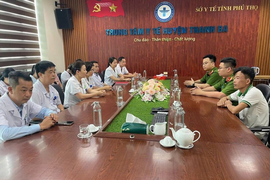 Khuất Văn Sinh (ngoài cùng bên phải) đã xin lỗi công khai đối với các y, bác sỹ, nhân viên y tế tham gia cấp cứu cháu L và gửi lời cảm ơn đến Trung tâm Y tế huyện Thanh Ba. Ảnh: Công an Phú Thọ.