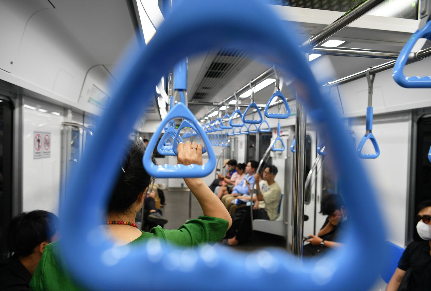 Tau Metro la phuong tien giao thong duoc nhieu ban tre lua chon.