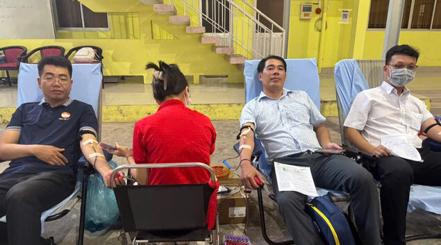 Workers enthusiastically participate in the cold blood fever. Photo: Tra Vinh Provincial Federation of Labor