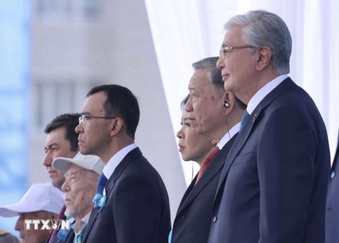 El Secretario General, junto con la Sra. Ngo Phuong Ly y el Presidente de la Republica de Kazajstan, Kassym-Jomart Tokayev, asistieron a la procesion de soldados con motivo del 80 aniversario del Dia de la Victoria Fascista. Imagen de la pagina web de la organizacion