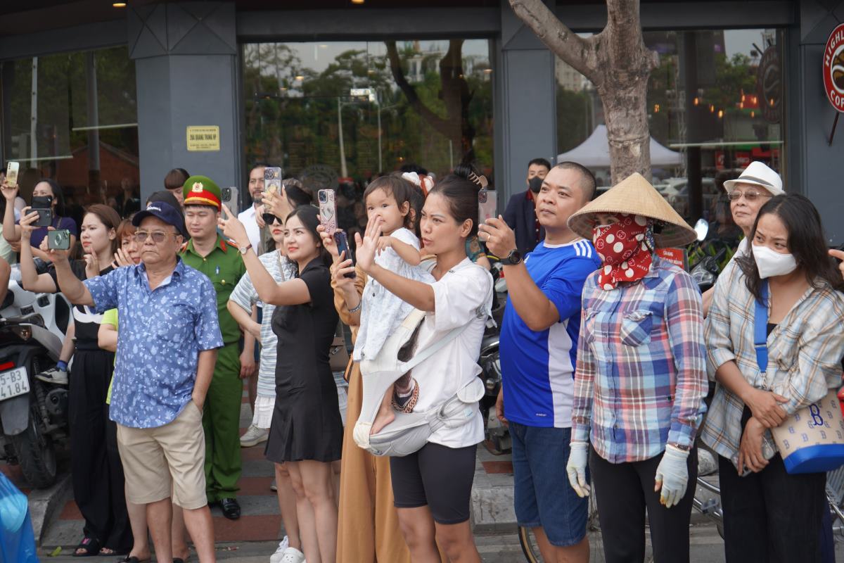 La gente de Haiphong esta ansiosa por ver el programa de conciertos, espectaculos y actuaciones. Imagen de la mañana