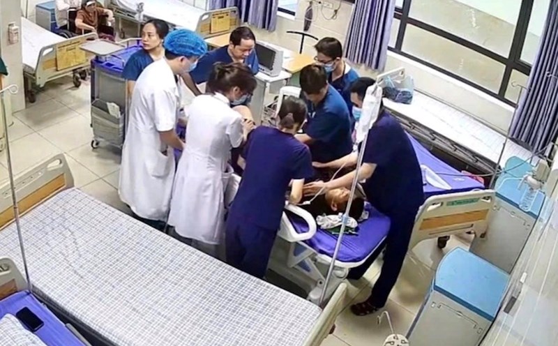 Doctor at Thanh Ba Medical Center (Phu Tho) was assaulted while providing emergency care to a patient. Photo: Provided by Thanh Ba Medical Center