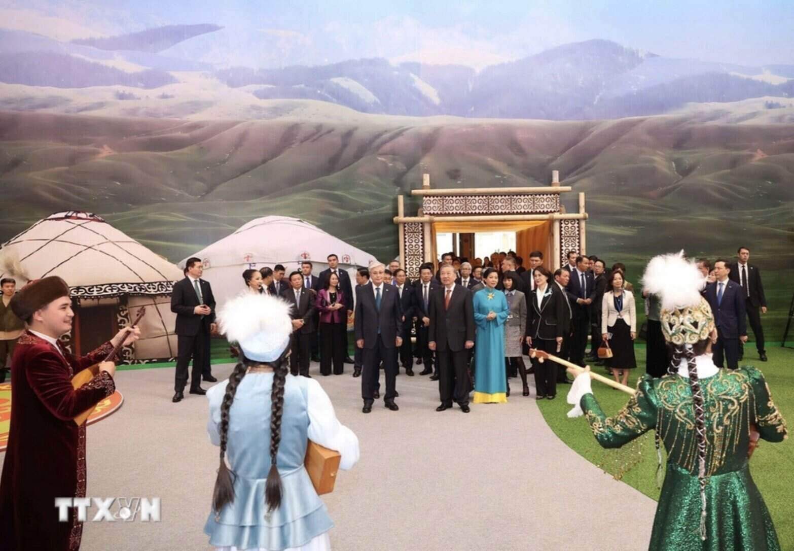 Tổng Bí thư Tô Lâm và Phu nhân Ngô Phương Ly cùng Tổng thống Cộng hòa Kazakhstan Kassym-Jomart Tokayev tham quan Làng Văn hóa Dân tộc (Etno-Aul) - một điểm đến độc đáo tại Kazakhstan. Ảnh: TTXVN 