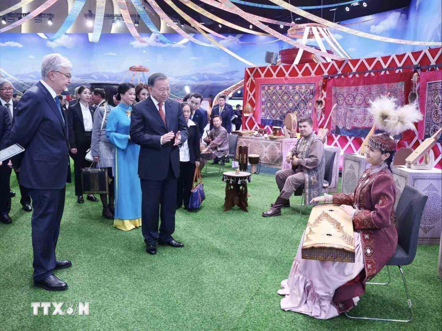 El Secretario General Tsu Lam y la Sra. Kassym-Jomart Tokayev, acompañados por el Presidente, visitaron la Aldea de la Cultura de las Naciones de Kazajstan. Imagen de la pagina web de la organizacion