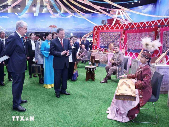 Tổng Bí thư và Phu nhân trải nghiệm phong tục truyền thống Kazakhstan