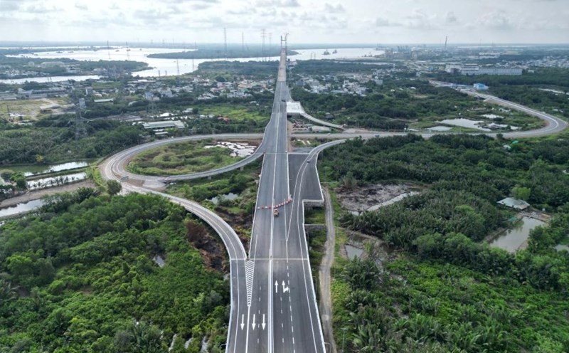 Nguyen Van Tao intersection (Nha Be district, Ho Chi Minh City) on Ben Luc - Long Thanh expressway. Photo: Minh Tam